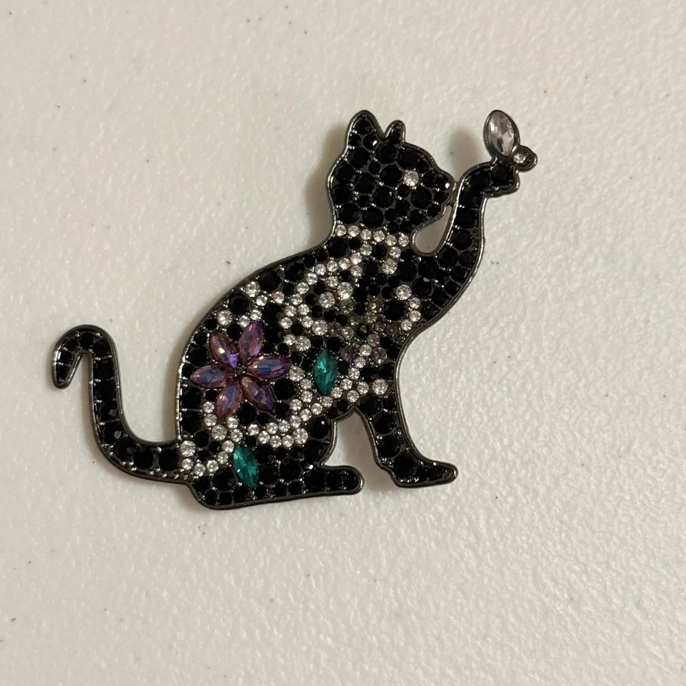 Elegant Multicolor Cat Brooch 🌷